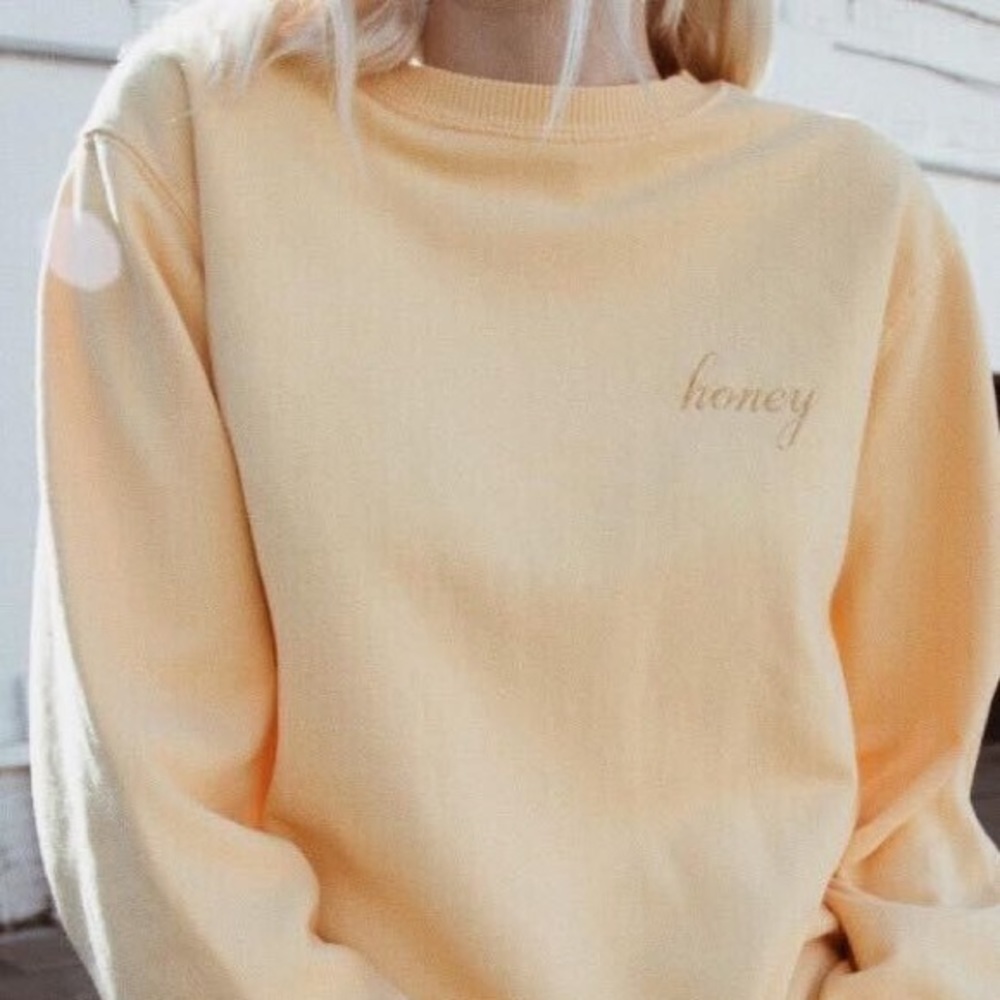 Iconic Brandy Melville Honey Sweatshirt 🍯 🐝 💛